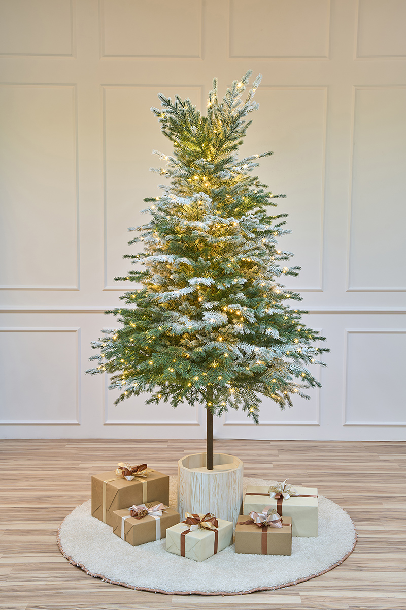 Ель заснеженная с лампочками Аркадия