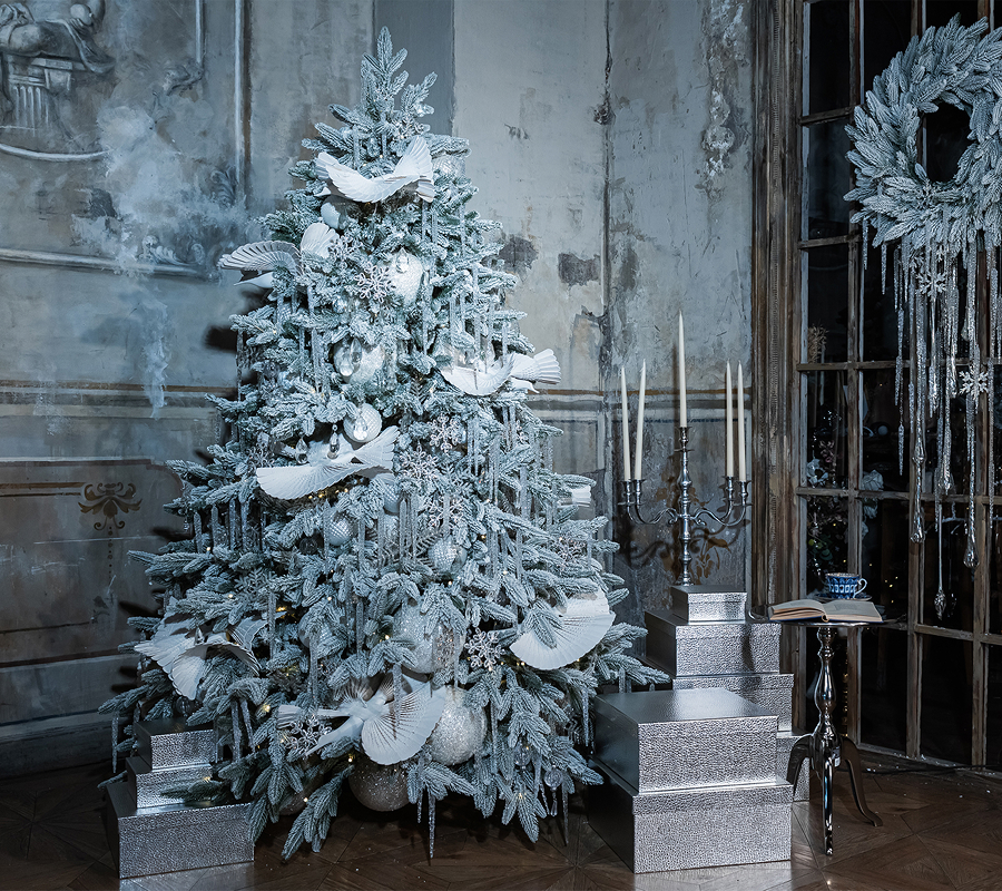 /articles/reyting_zasnezhennykh_iskusstvennykh_elok_luchshie_modeli_dlya_zimnego_interera/