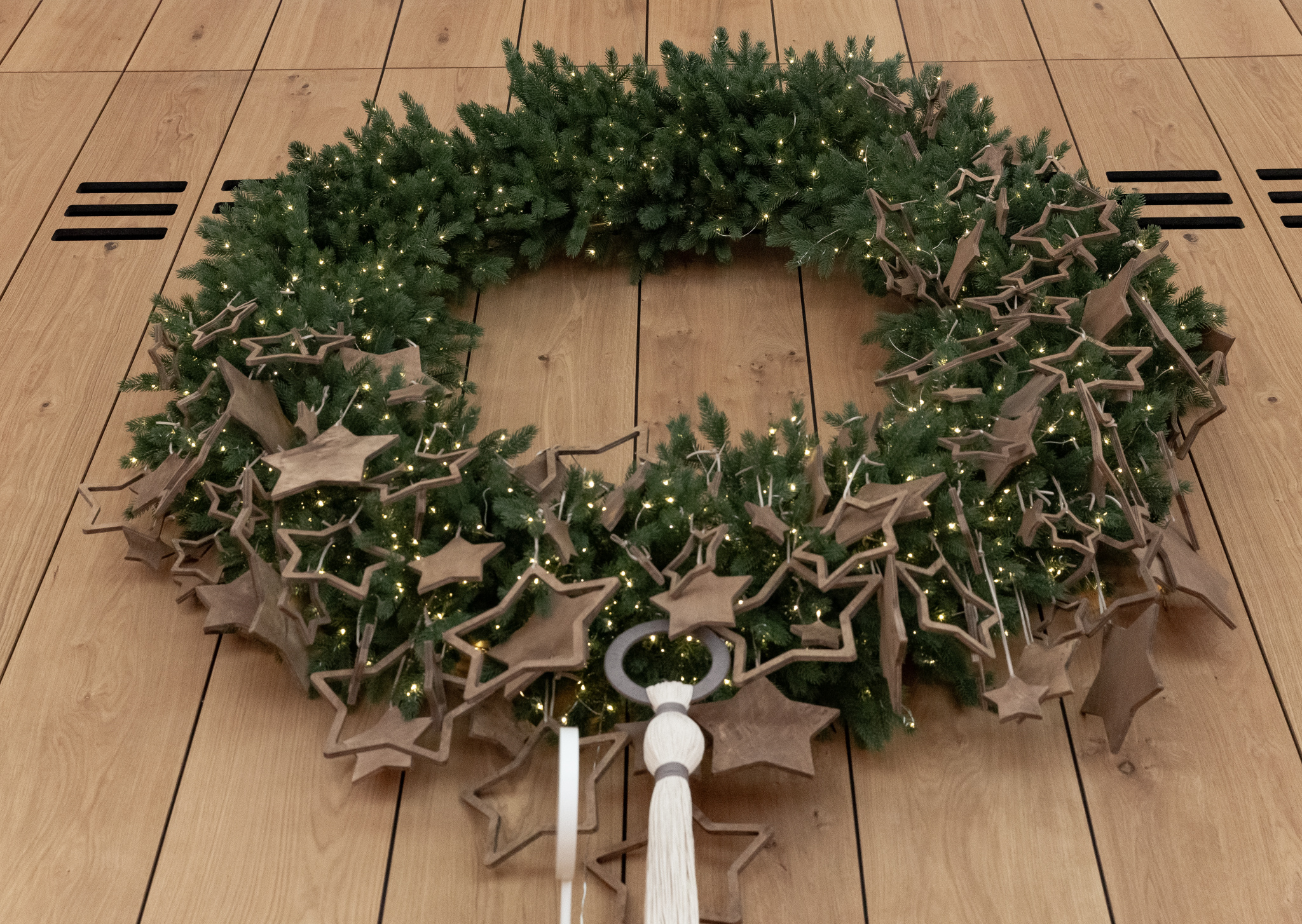 Лестница украшенная венками Лестница украшенная венками