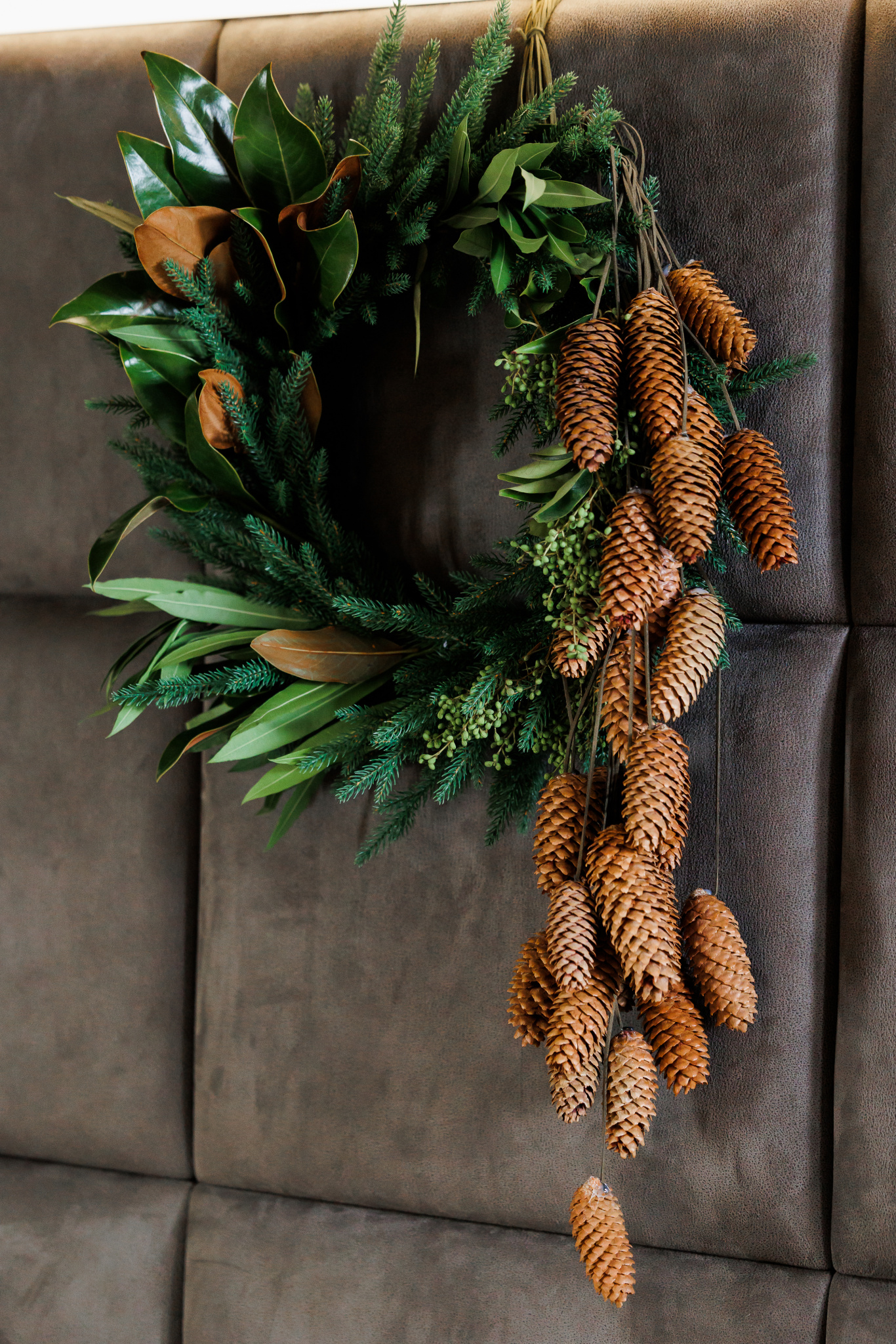 Украшение стены венками Украшение стены венками