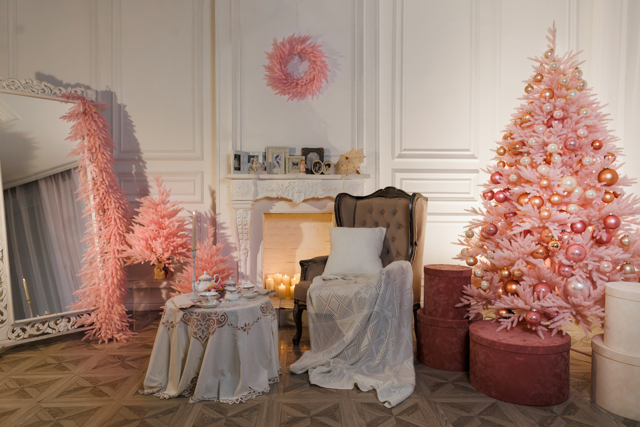 Камин украшенный венками Камин украшенный венками