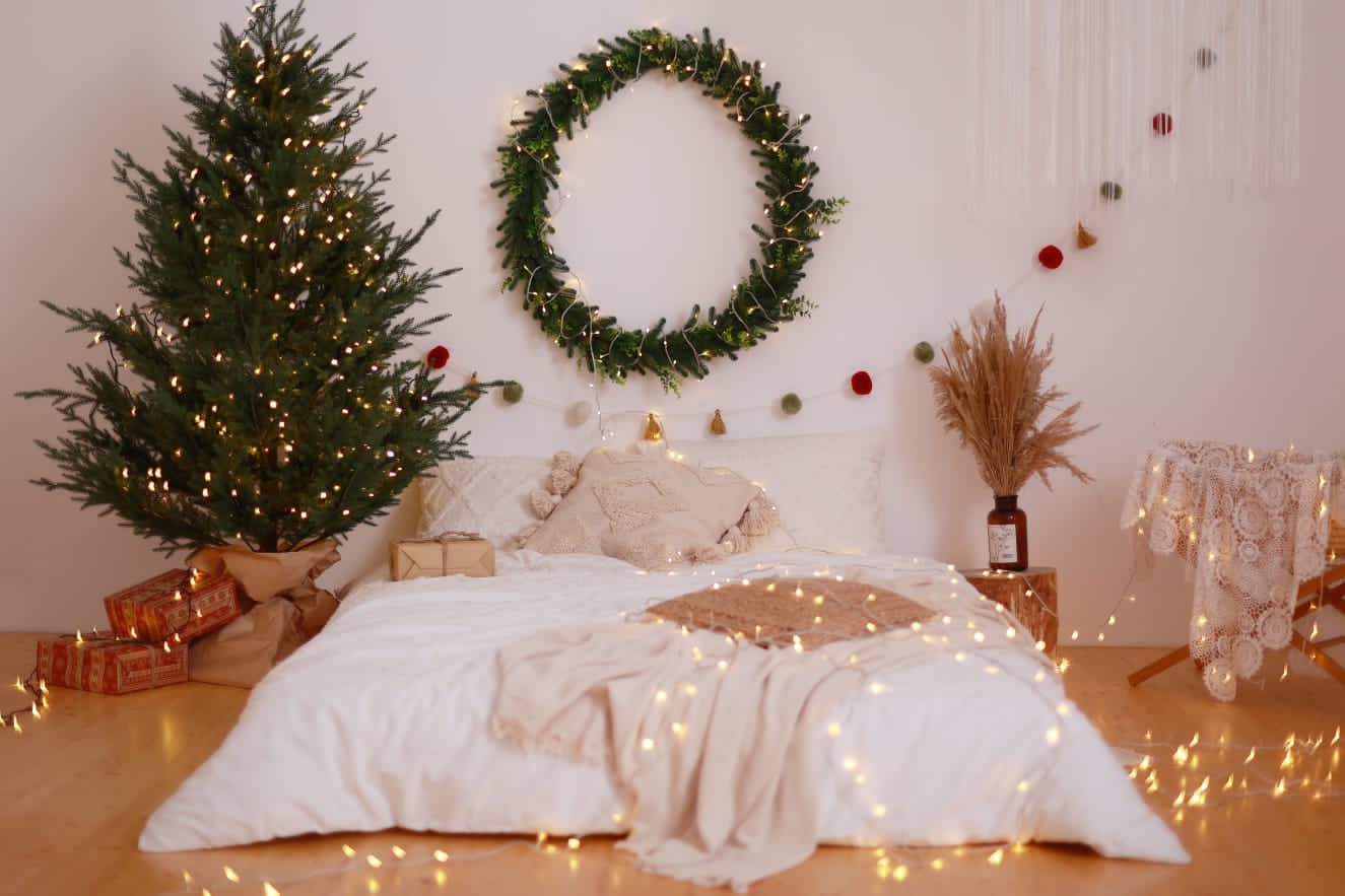 Кровать украшенная венками Кровать украшенная венками