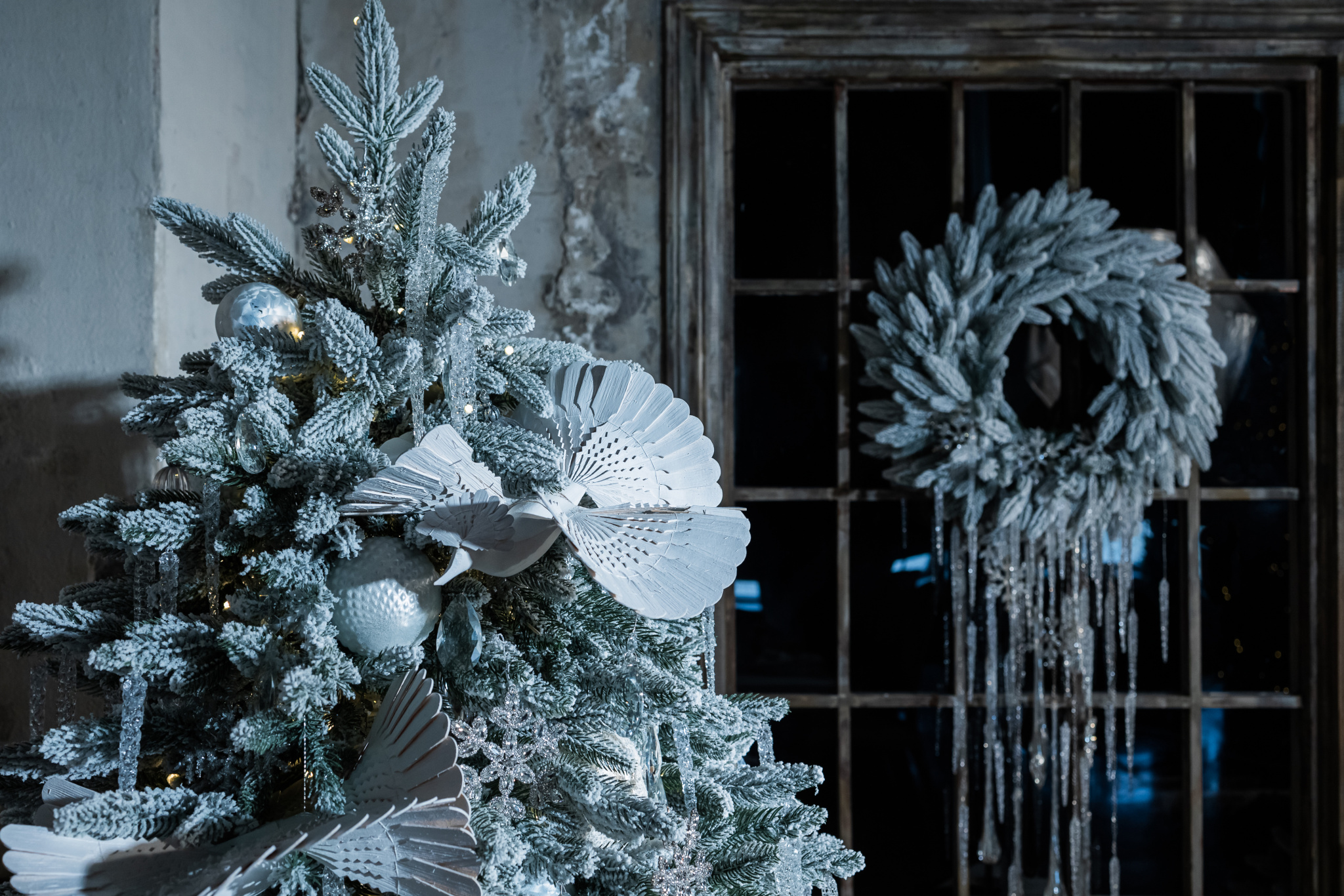 Украшение окон венками Украшение окон венками