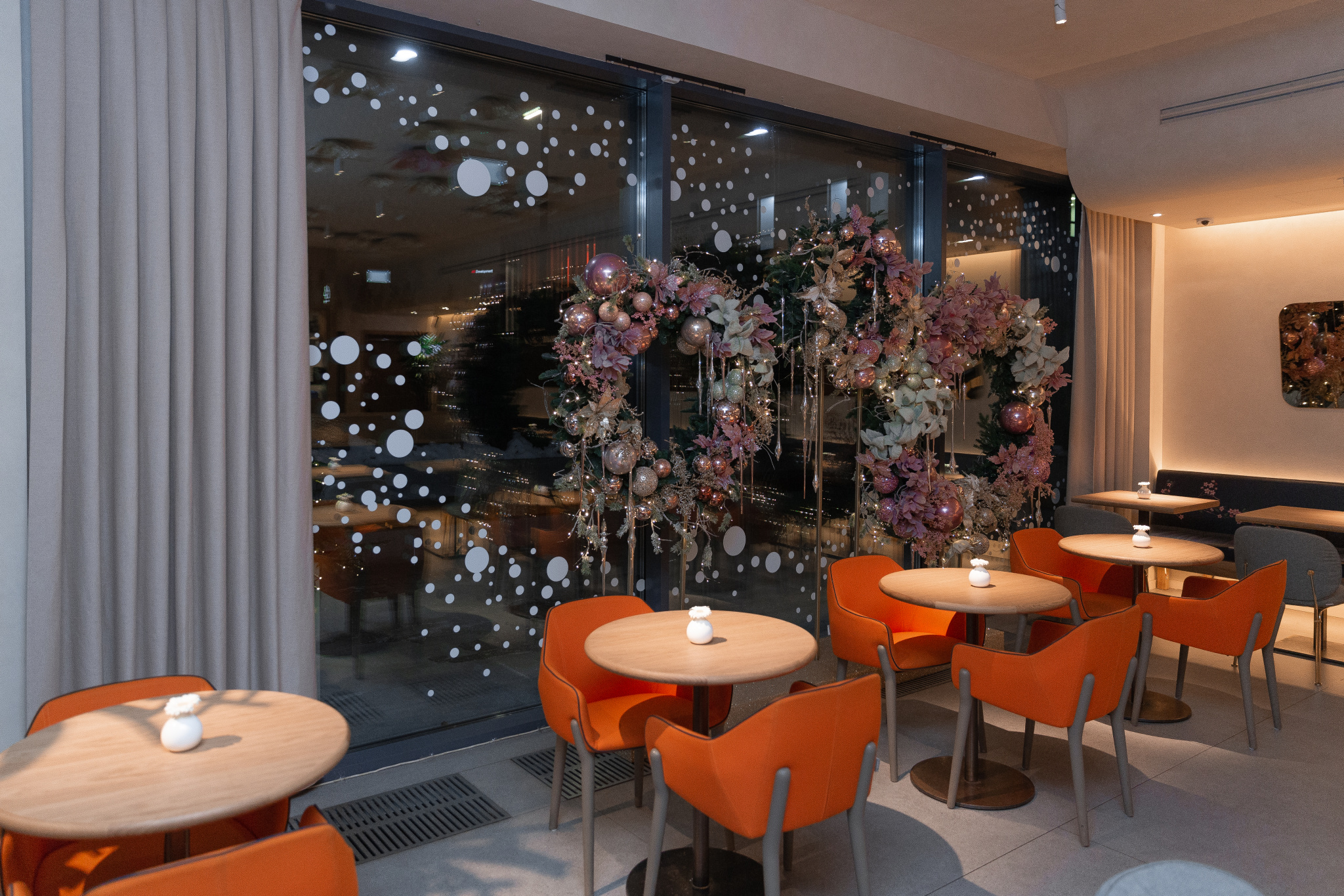 Украшение окон венками Украшение окон венками