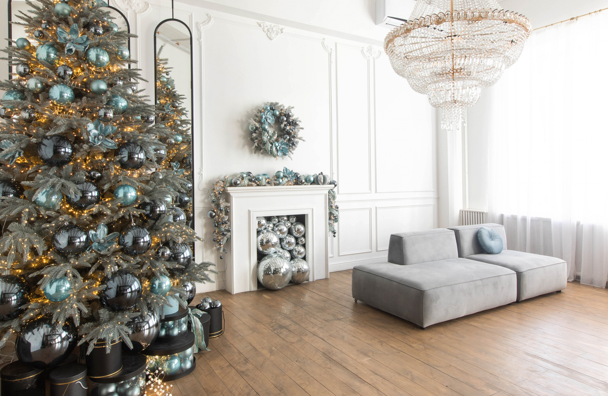 Вход украшенный венками Вход украшенный венками