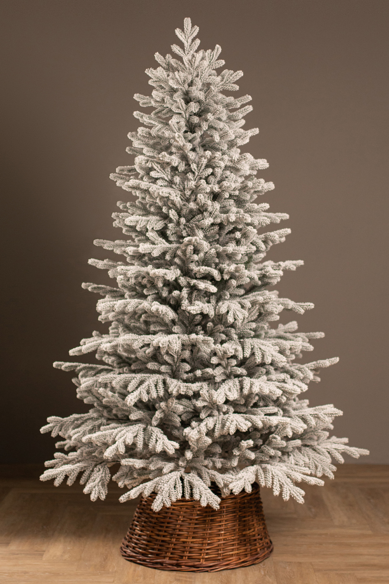 Заснеженная литая елка Уральская