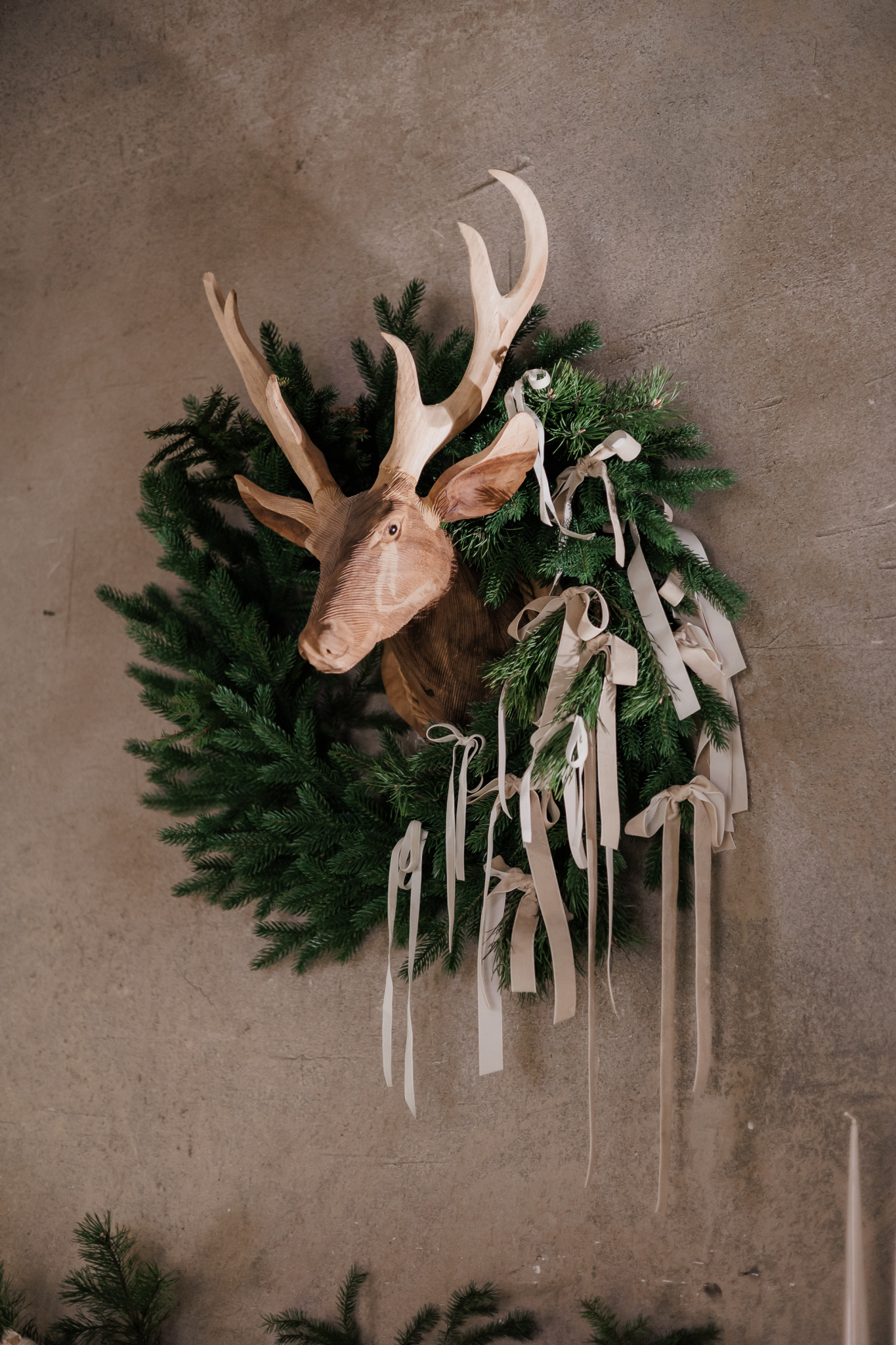 Украшение стены венками Украшение стены венками