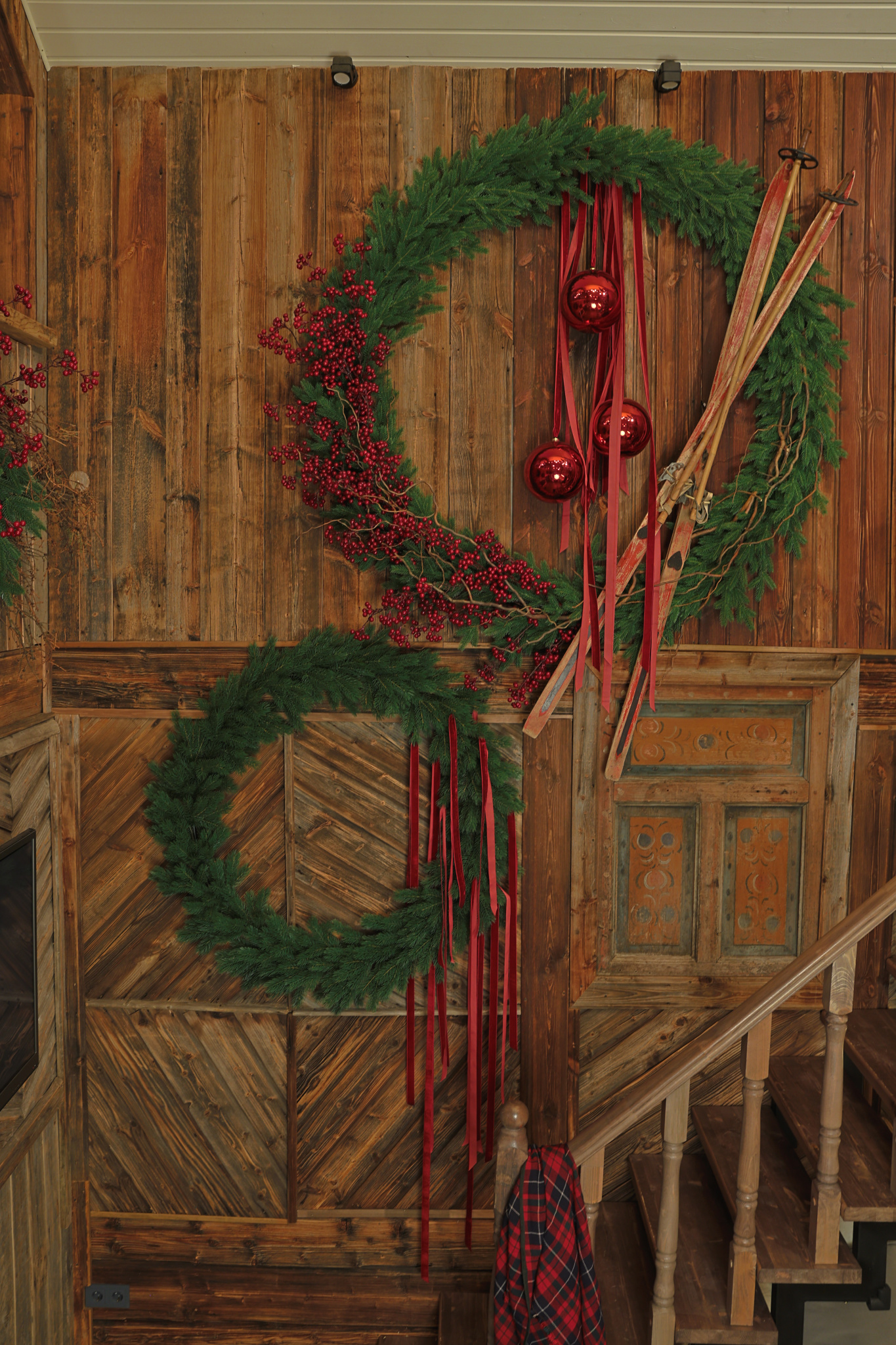 Украшение лестницы венками