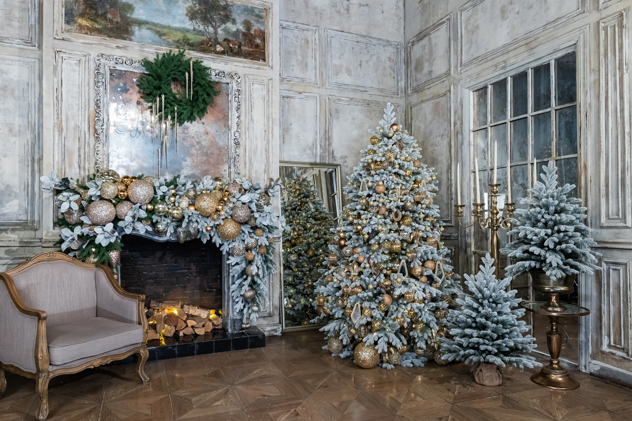 Зона над камином украшенная венками Зона над камином украшенная венками