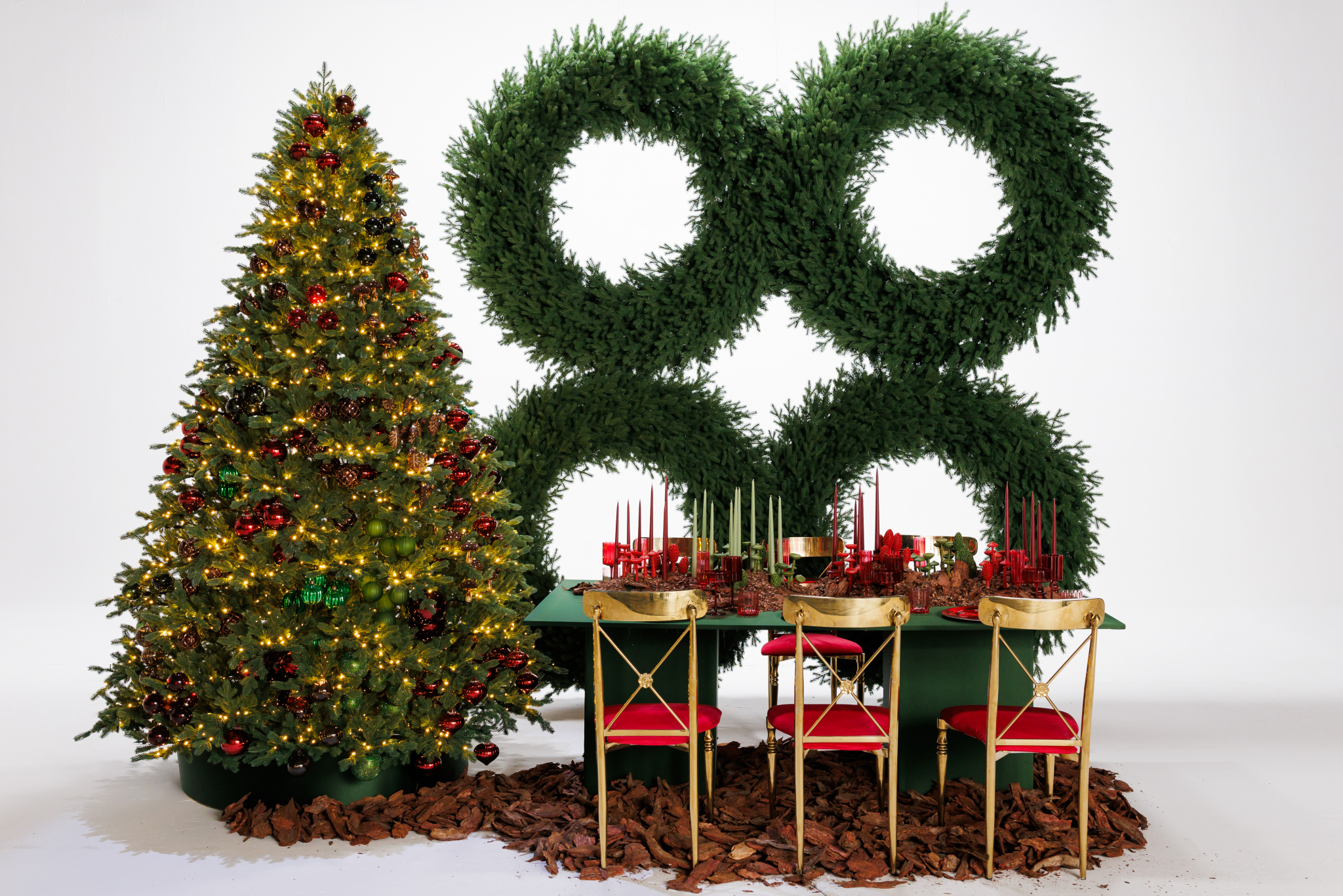 Украшение стены венками Украшение стены венками