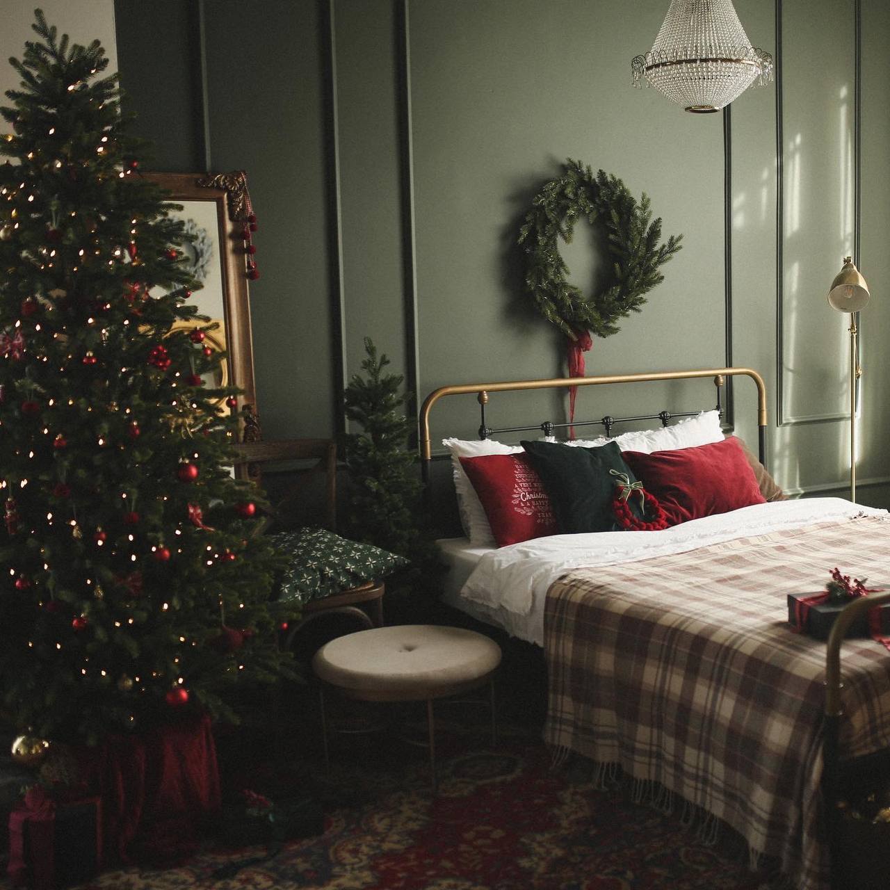 Украшение кровати венками Украшение кровати венками