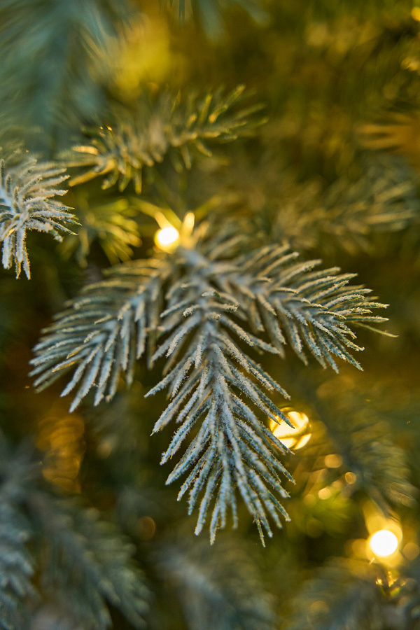 Ель искусственная заснеженная с лампочками Фиджи