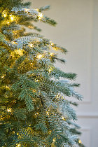 Ель искусственная заснеженная с лампочками Фиджи