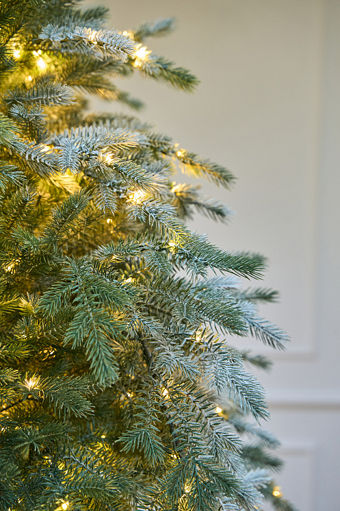 Ель искусственная заснеженная с лампочками Фиджи