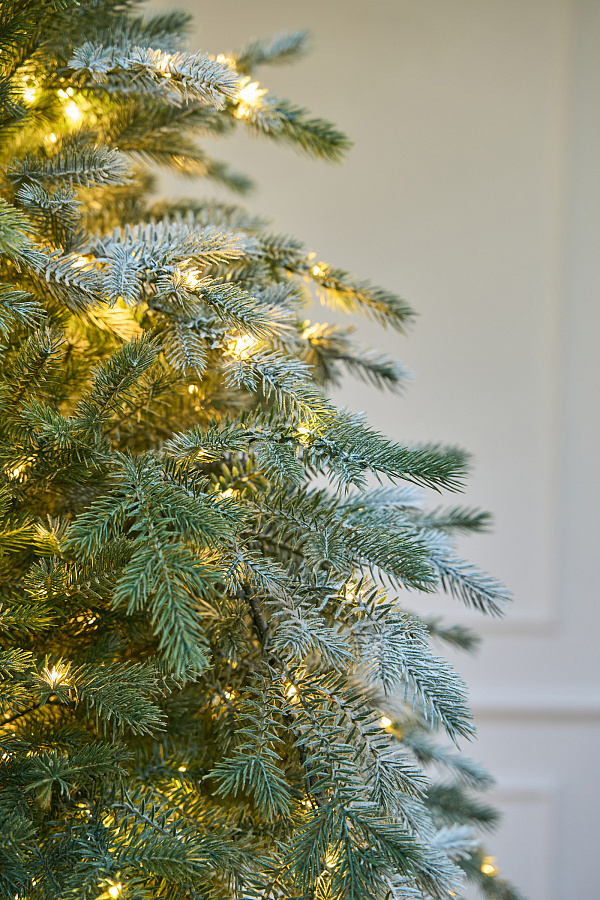 Ель искусственная заснеженная с лампочками Фиджи