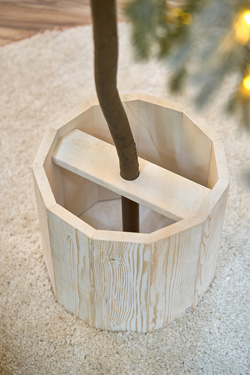 Ель искусственная заснеженная с лампочками Фиджи