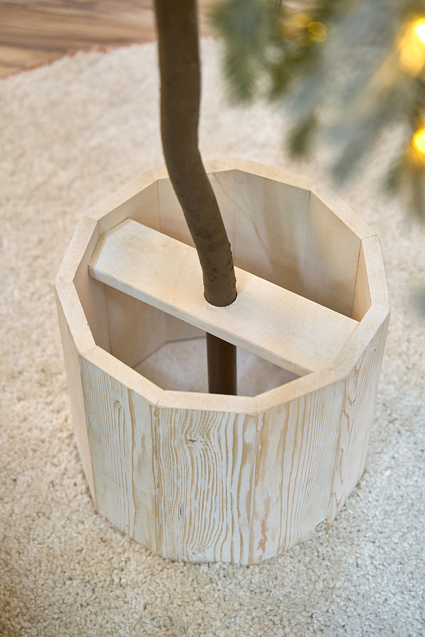 Ель искусственная заснеженная с лампочками Фиджи