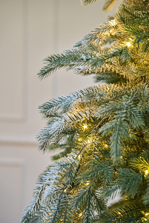 Ель искусственная заснеженная с лампочками Фиджи