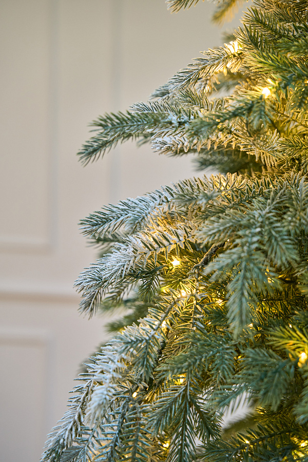 Ель искусственная заснеженная с лампочками Фиджи