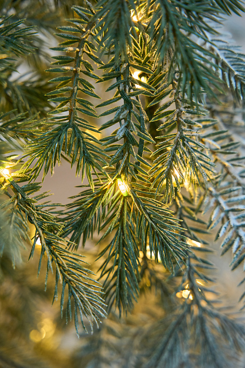 Ель искусственная заснеженная с лампочками Фиджи