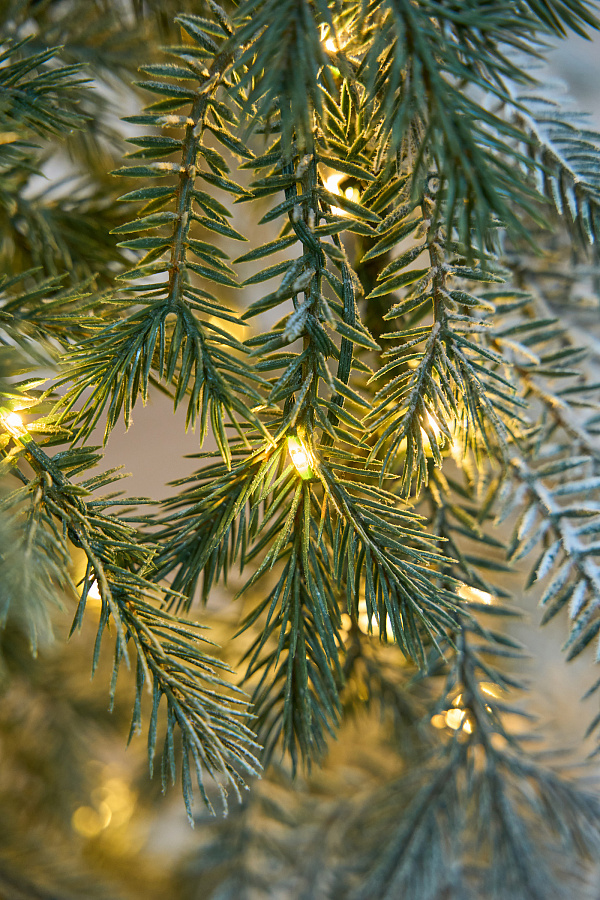 Ель искусственная заснеженная с лампочками Фиджи