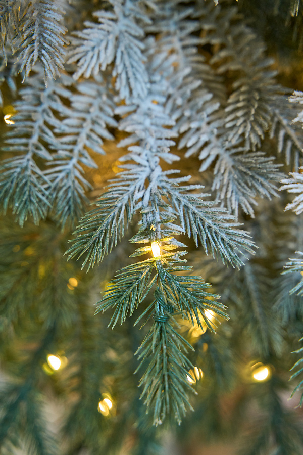 Ель заснеженная с лампочками Аркадия
