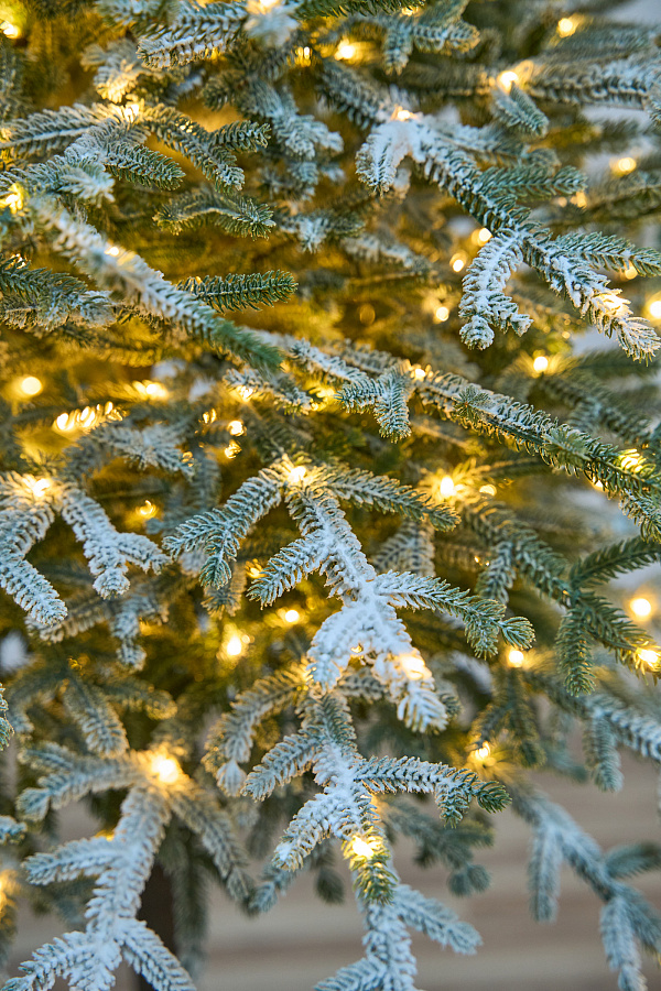 Ель искусственная Эми с лампочками заснеженная на штамбе
