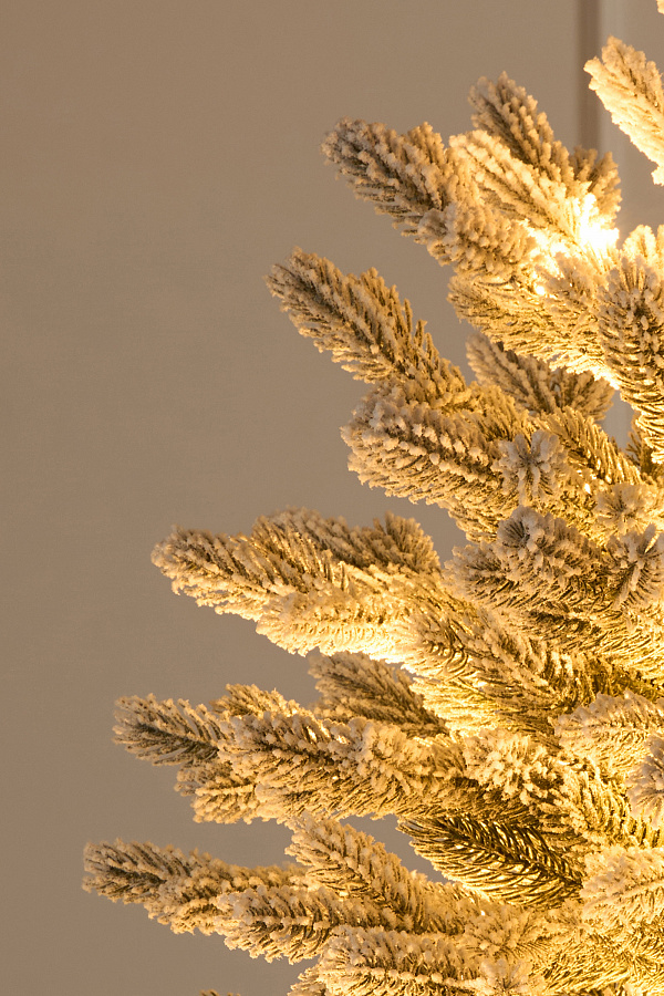 Ель настольная Версальская заснеженная с лампочками