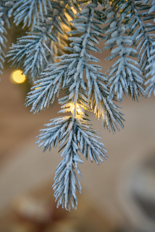 Ель искусственная заснеженная с лампочками Фиджи