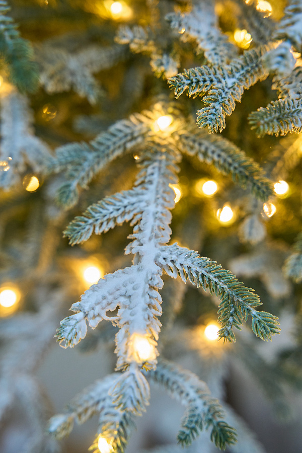 Ель искусственная Эми с лампочками заснеженная на штамбе