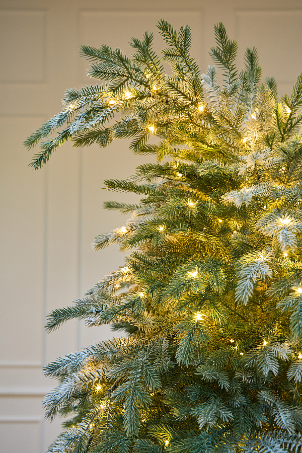 Ель искусственная заснеженная с лампочками Фиджи