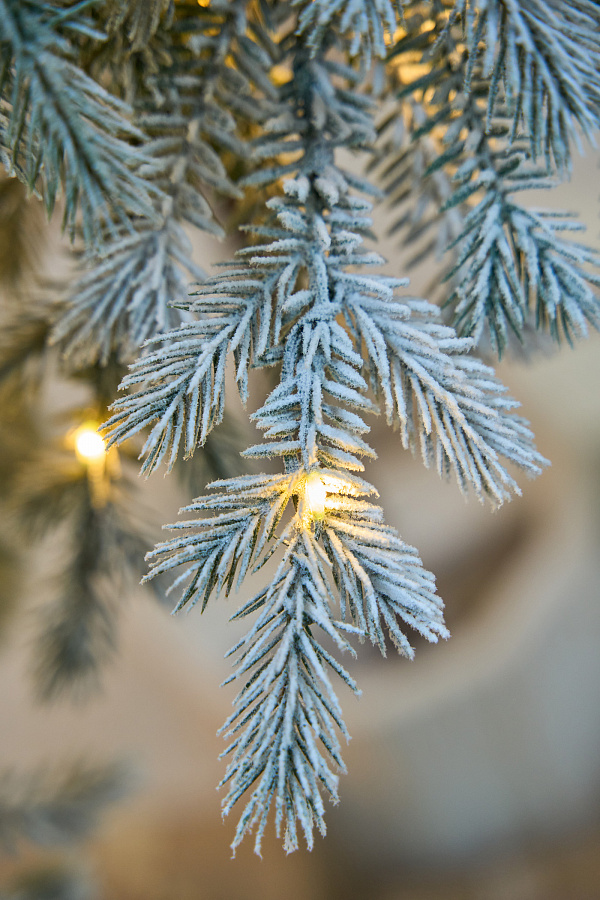 Ель искусственная заснеженная с лампочками Фиджи