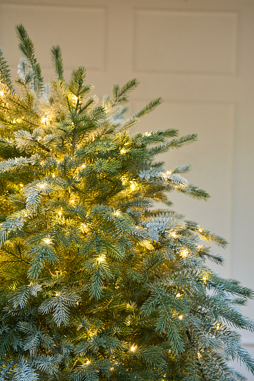 Ель искусственная заснеженная с лампочками Фиджи