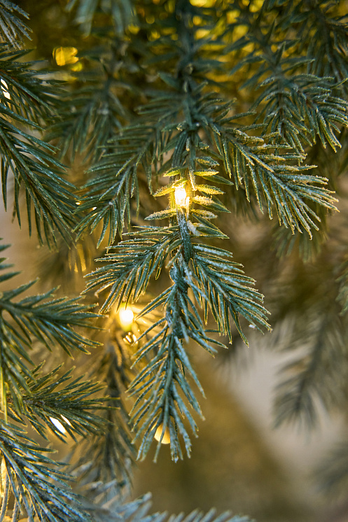 Ель искусственная заснеженная с лампочками Фиджи