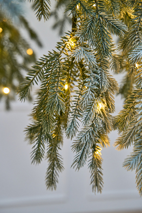 Ель искусственная заснеженная с лампочками Фиджи