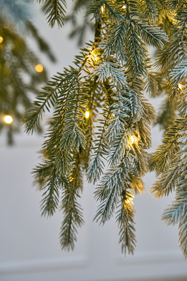 Ель искусственная заснеженная с лампочками Фиджи