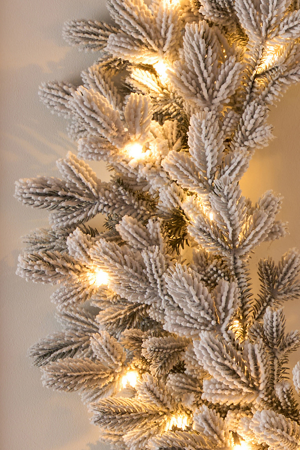 Венок Византийский заснеженный с лампочками