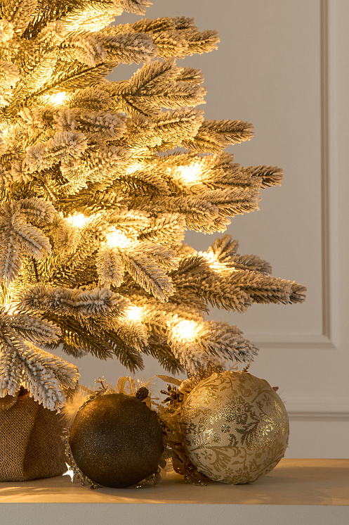 Ель настольная Версальская заснеженная с лампочками