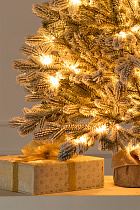 Ель настольная Византийская заснеженная с лампочками