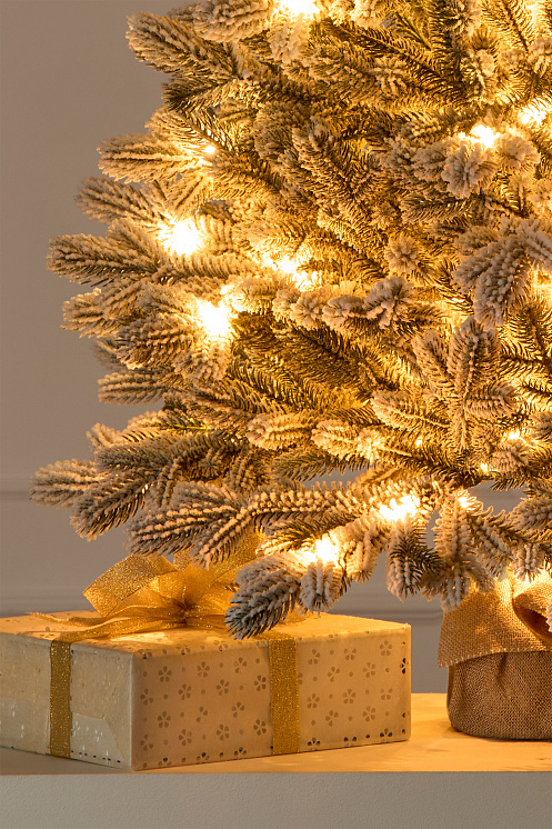 Ель настольная Византийская заснеженная с лампочками