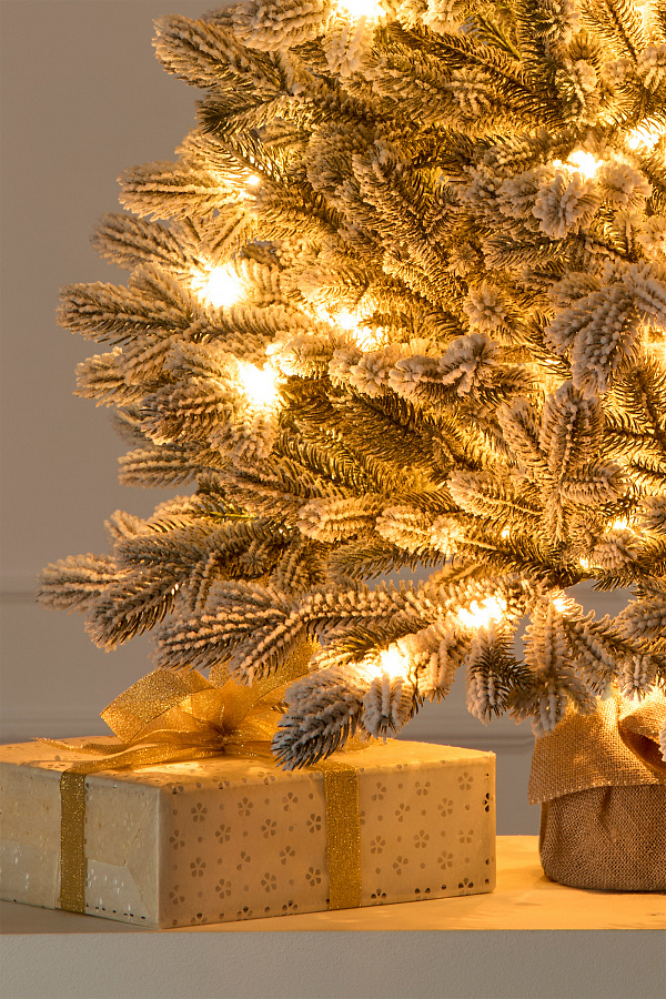 Ель настольная Византийская заснеженная с лампочками