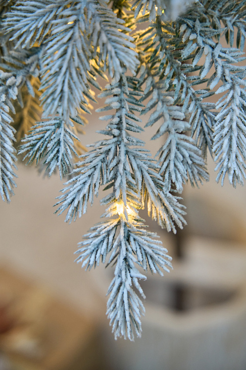 Ель искусственная заснеженная с лампочками Фиджи