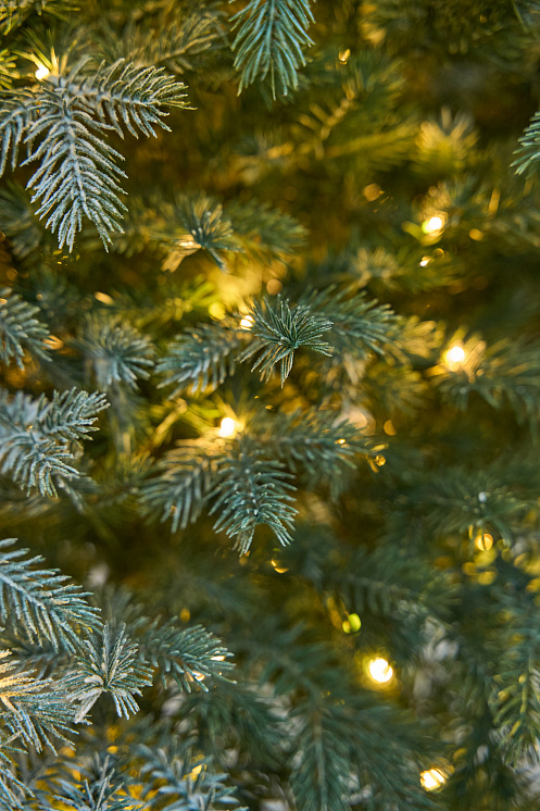 Ель искусственная заснеженная с лампочками Фиджи
