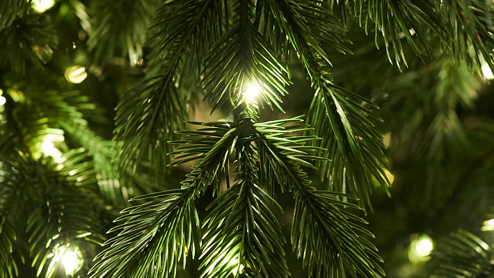 Ель с лампочками литая Таежная