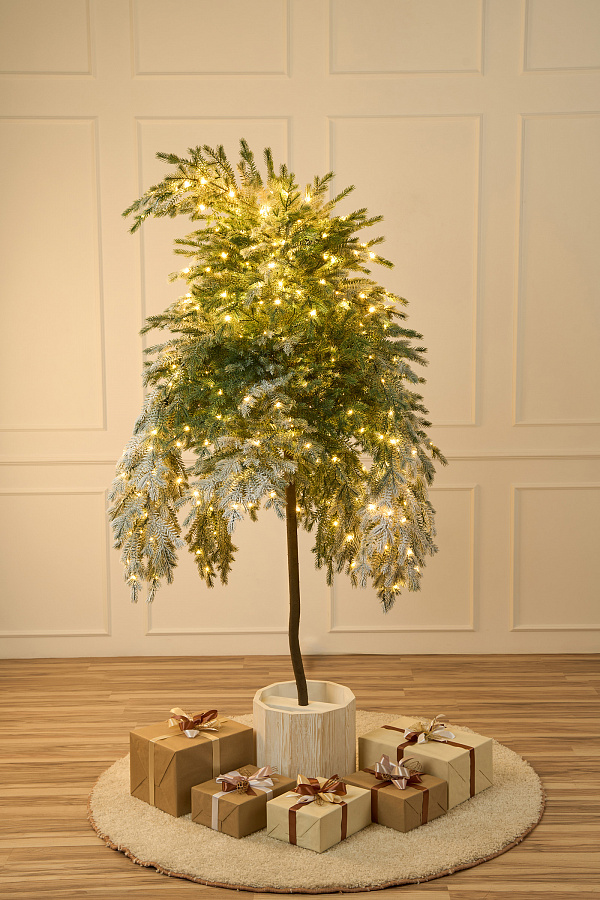 Ель искусственная заснеженная с лампочками Фиджи